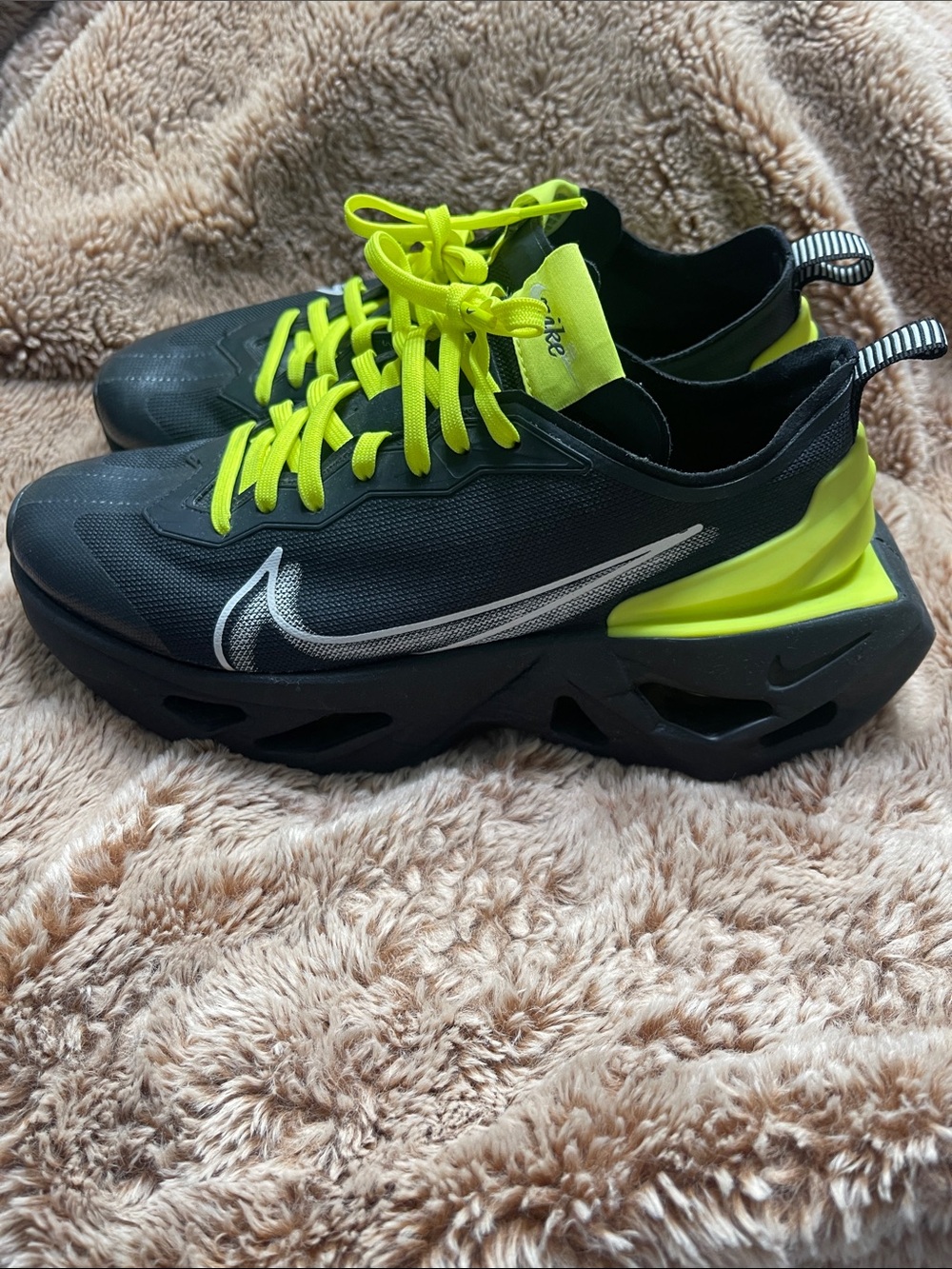 Nike Women’s Black & Neon Green Athletic Sneakers - Picture 7 of 7